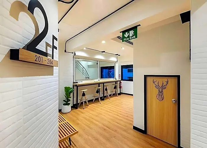 Siam Subway And Cafe Hotel
